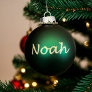 GRØNN JULEKULE MED GULLGLITRENDE NAVN (illustrasjonsbilde) thumbnail