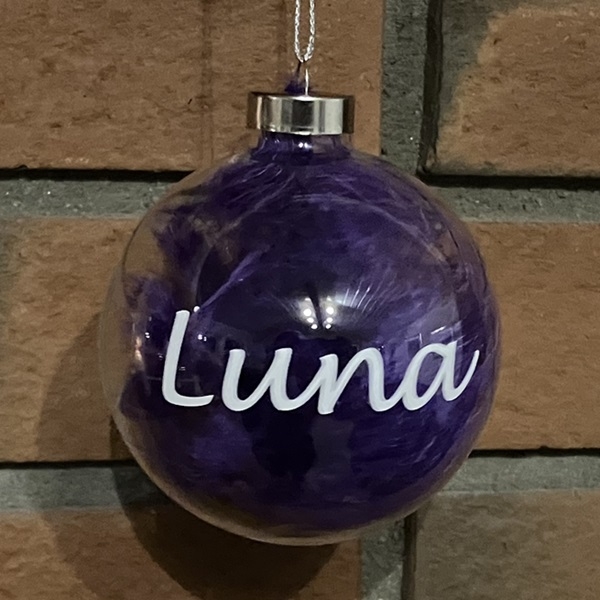 JULEKULE MED NAVN OG LILLA FJÆR (HVIT TEKST)