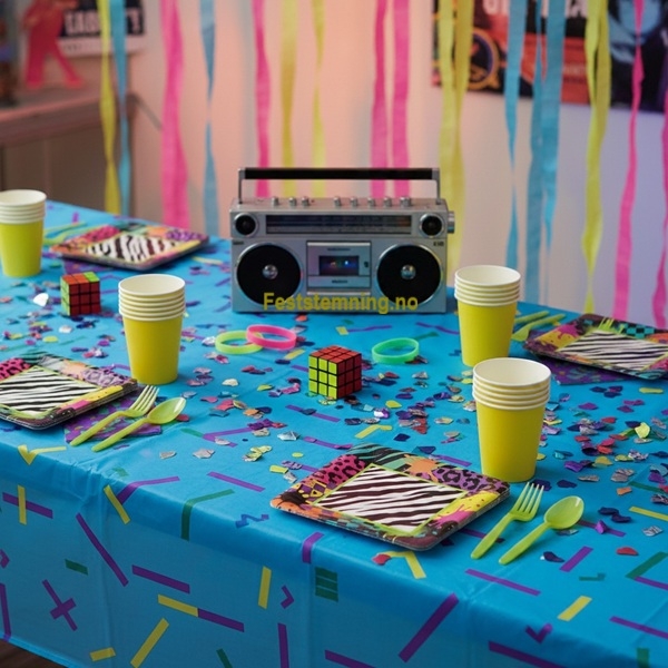 BORDDEKKING OG PYNT TIL 80-TALLS FEST (illustrasjonsbilde)