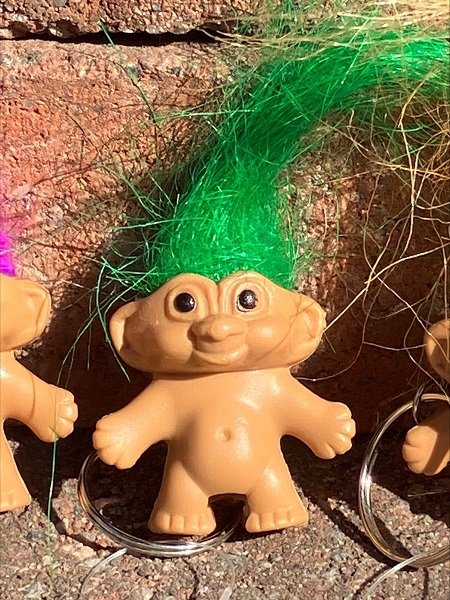 GRØNT LYKKETROLL MED NØKKELRING