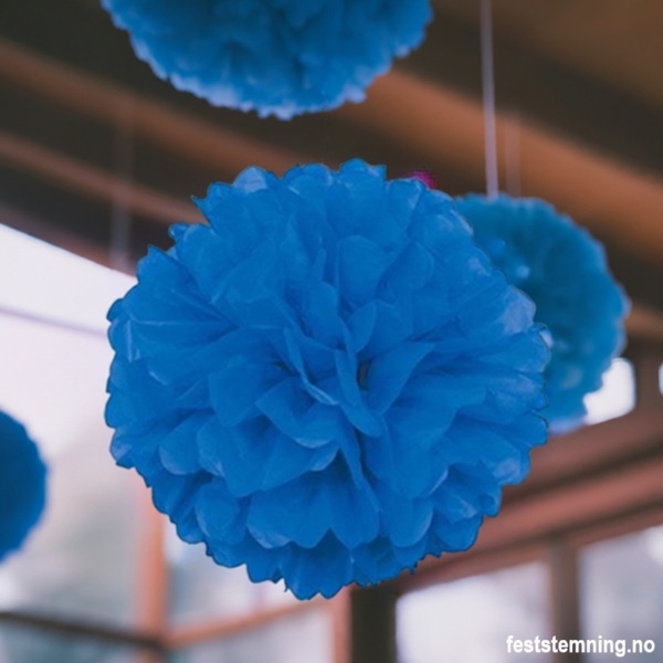 STOR ROYAL BLÅ POMPOM DEKORASJON (illustrasjonsbilde)